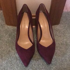 Women’s sz 7 wine colored suede pumps